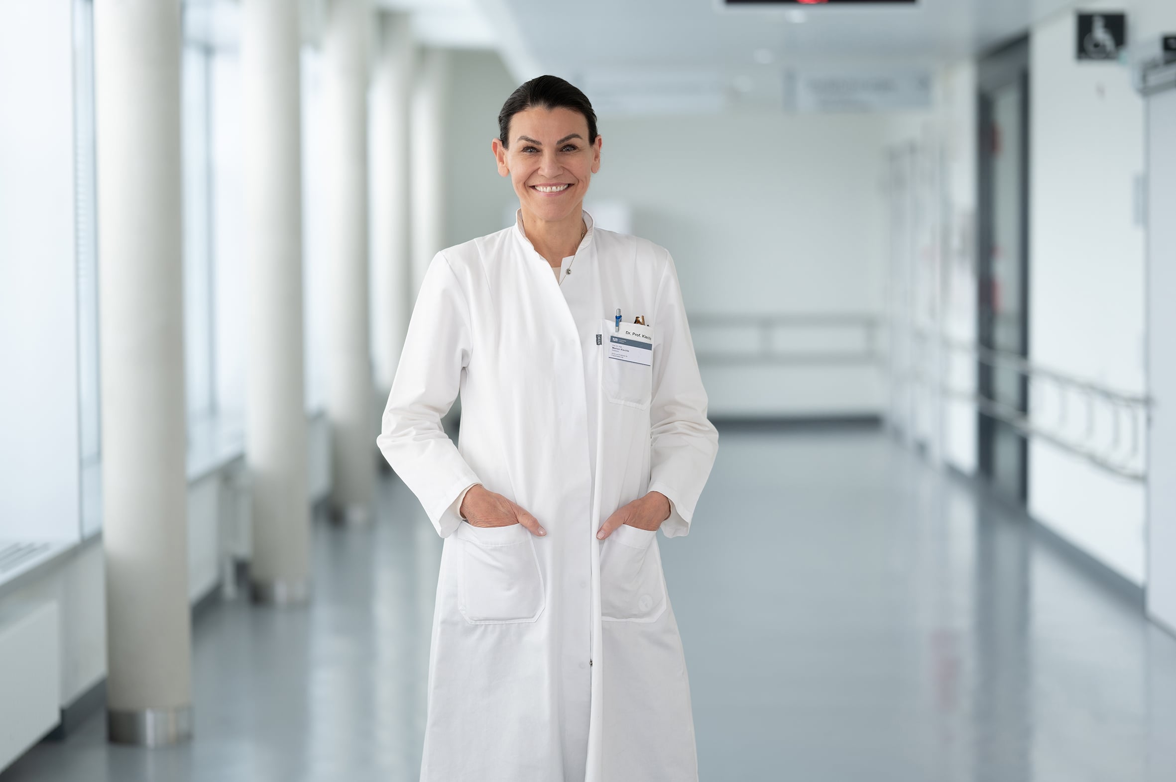 Foto der Referentin, Frau Prof. Dr. Marion Kiechle im weißen Arztkittel in einer Klinik