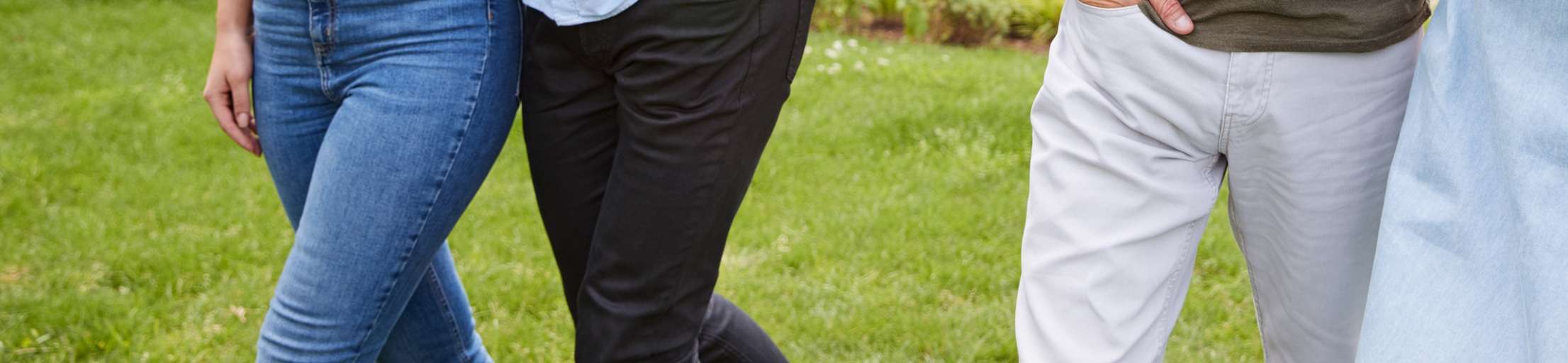 Allianz Gesundheitswelt - Allianz Gesundheits App: eine junge Frau mit kurzen braunen Haaren liegt auf dem Bett und nutzt die Allianz Gesundheits-App auf ihrem Smartphone.