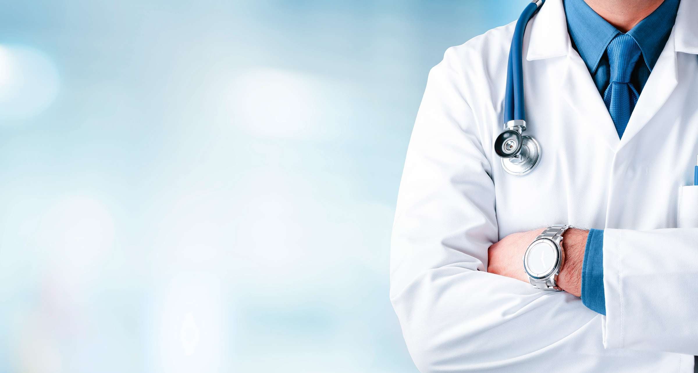 Allianz Gesundheitswelt - Check Blutdruck: ein Arzt steht im weißen Kittel mit verschränkten Armen da. Um den Hals hängt ein Stethoskop.