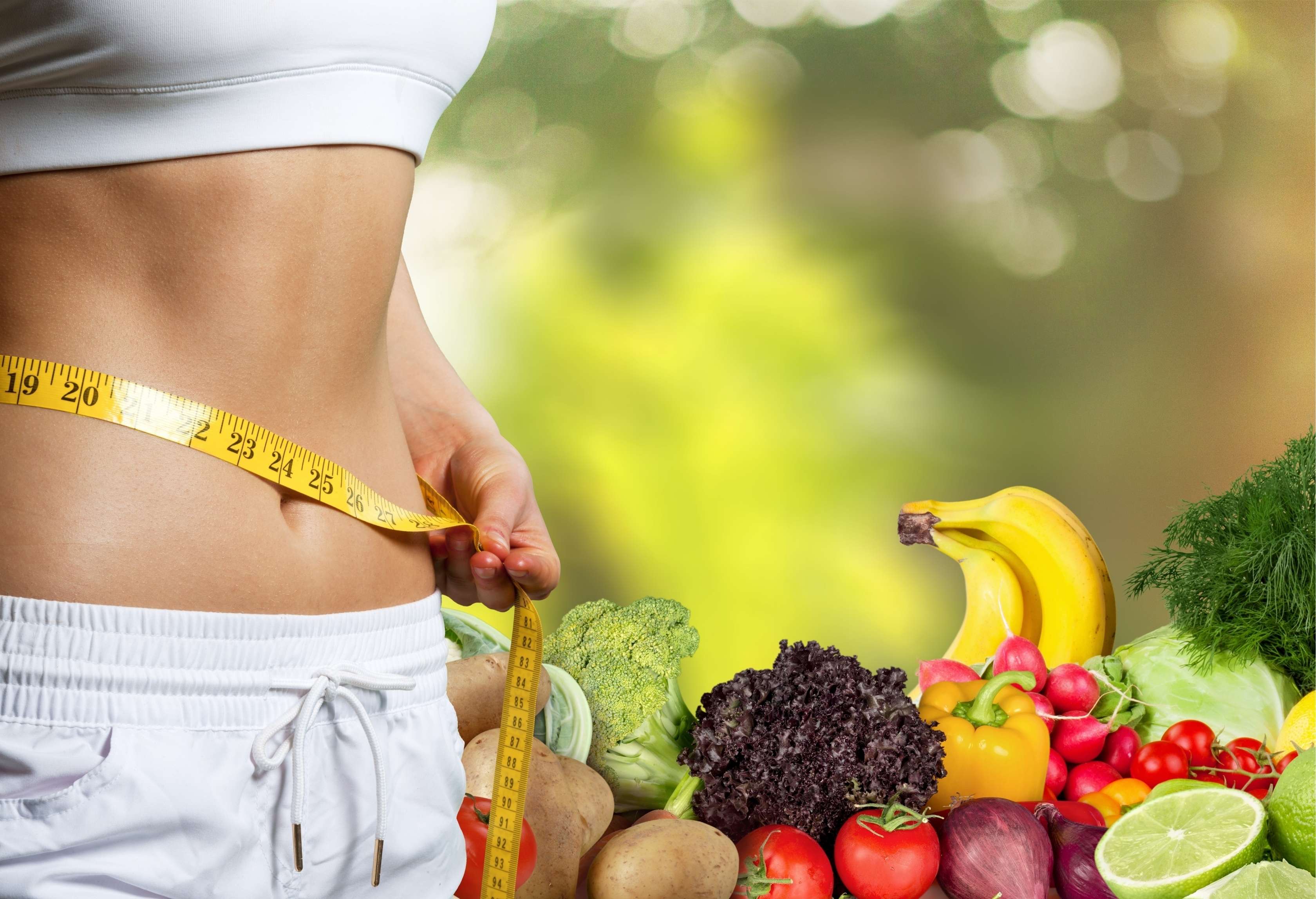 Allianz Gesundheitswelt - BMI Rechner: Collage, links die Mitte eines Frauenkörpers, um den ein gelbes Maßband geschlungen ist. Über den unteren rechten Bereich sind verschiedene Obst- und Gemüsesorten verteilt.