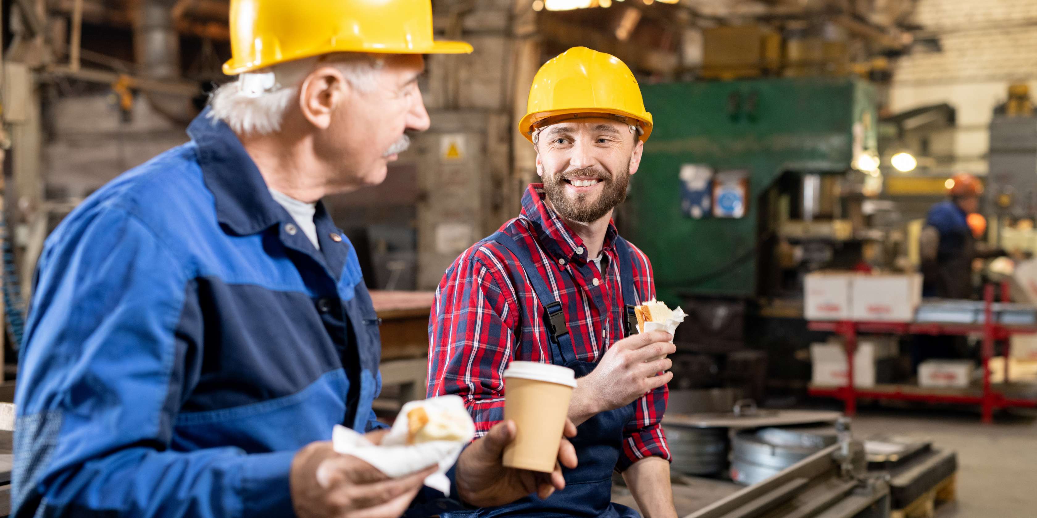 Allianz Gesundheitswelt - Ernährungs-Check für die Arbeit: Zwei Arbeiter machen eine Kaffeepause im Lager.