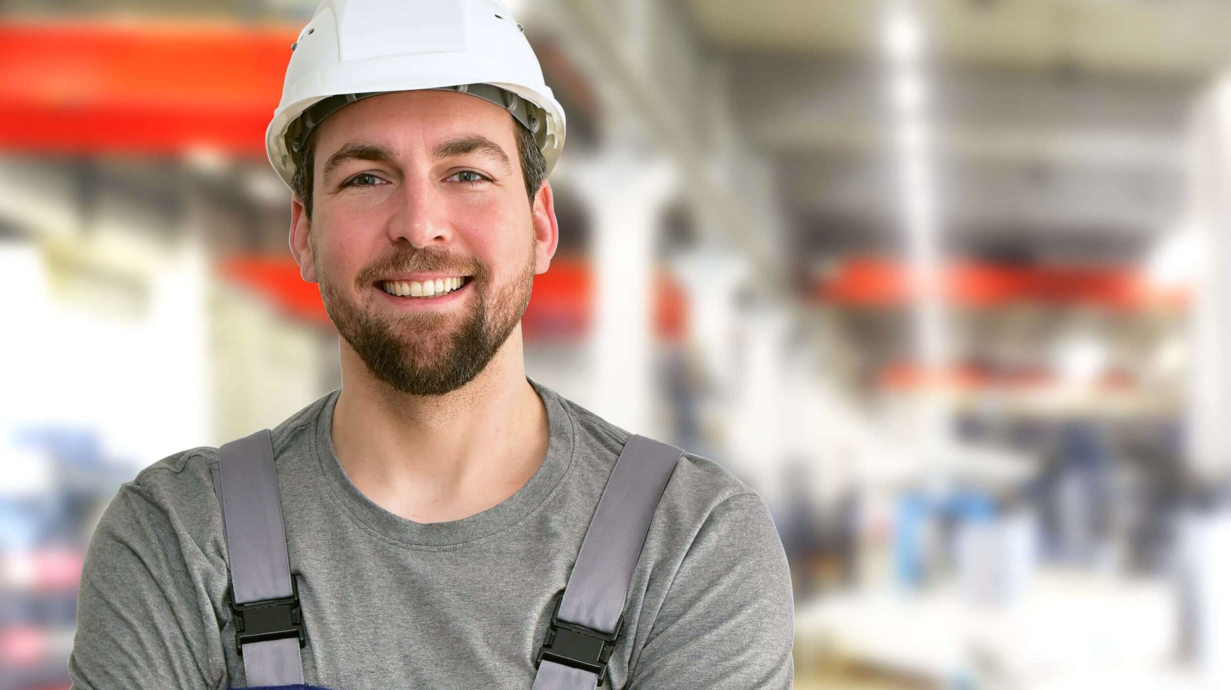 Allianz Gesundheitswelt - 5 Gesundheitstipps: Ein Mann mit weißem Schutzhelm lächelt in die Kamera.