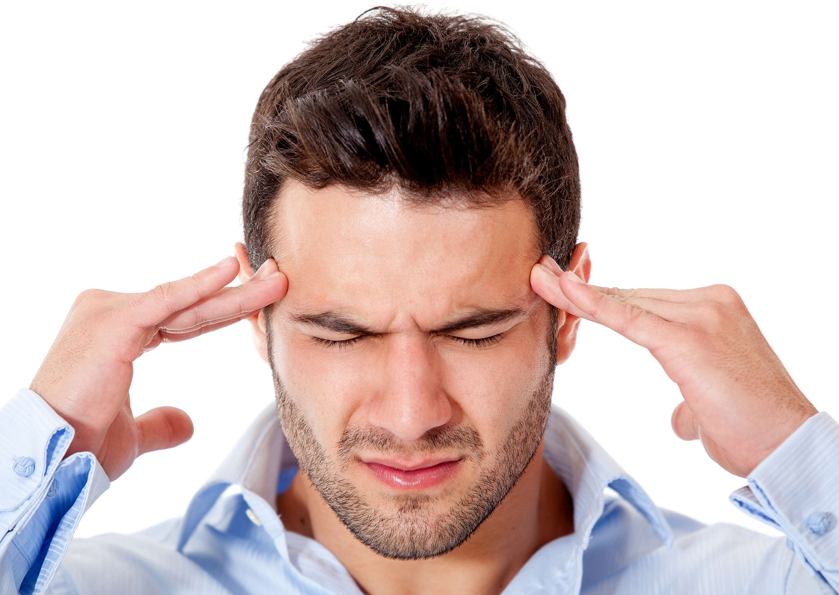 Allianz Gesundheitswelt - Stresstypen: Ein Mann im hellblauen Hemd drück sich die Finger gegen die Seiten der Schläfen, um stressbedingte Kopfschmerzen zu lindern.