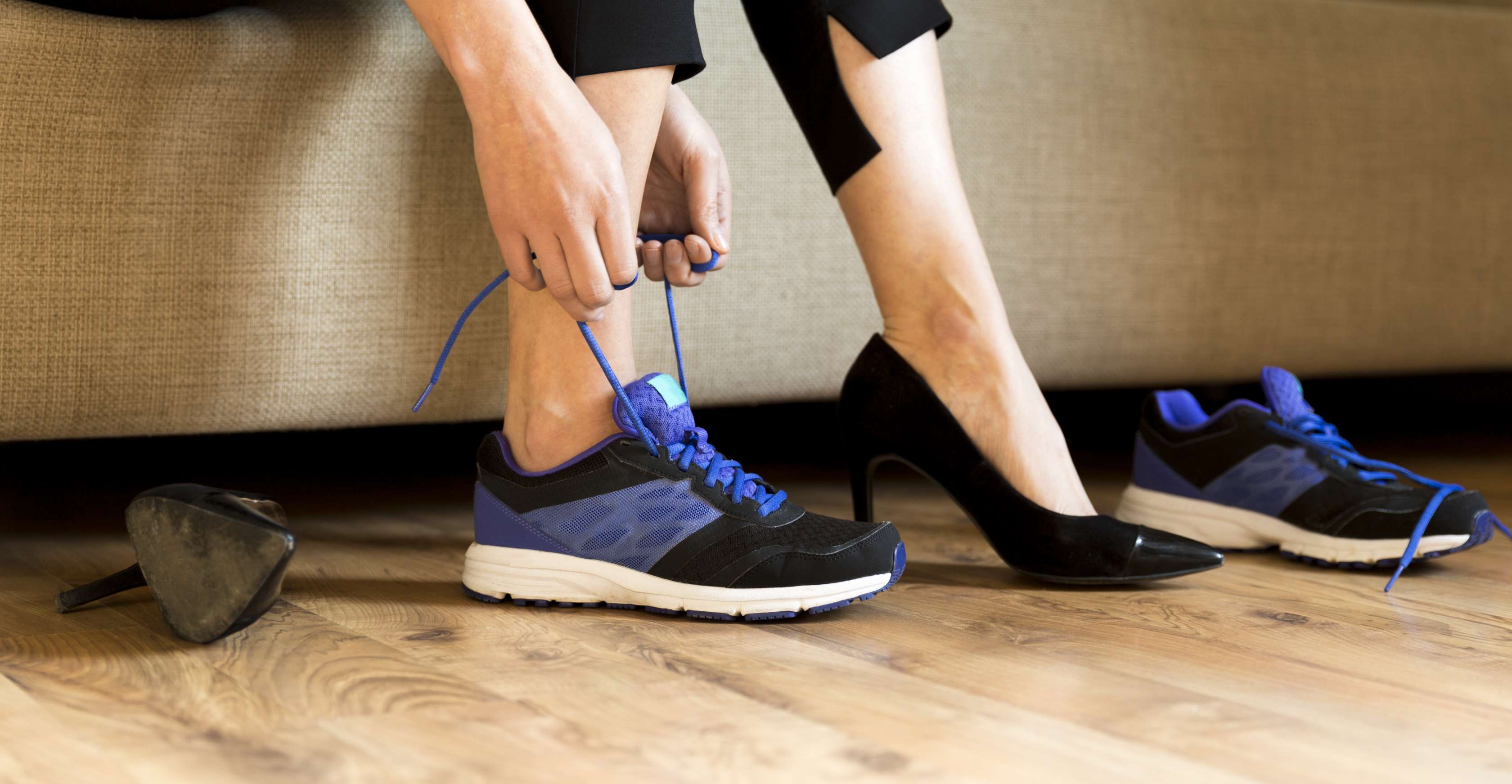 Allianz Gesundheitswelt - Tipps für abnehmen mit Sport: eine Frau wechselst aus ihren hochhackigen Büroschuhen in flache Sportschuhe.