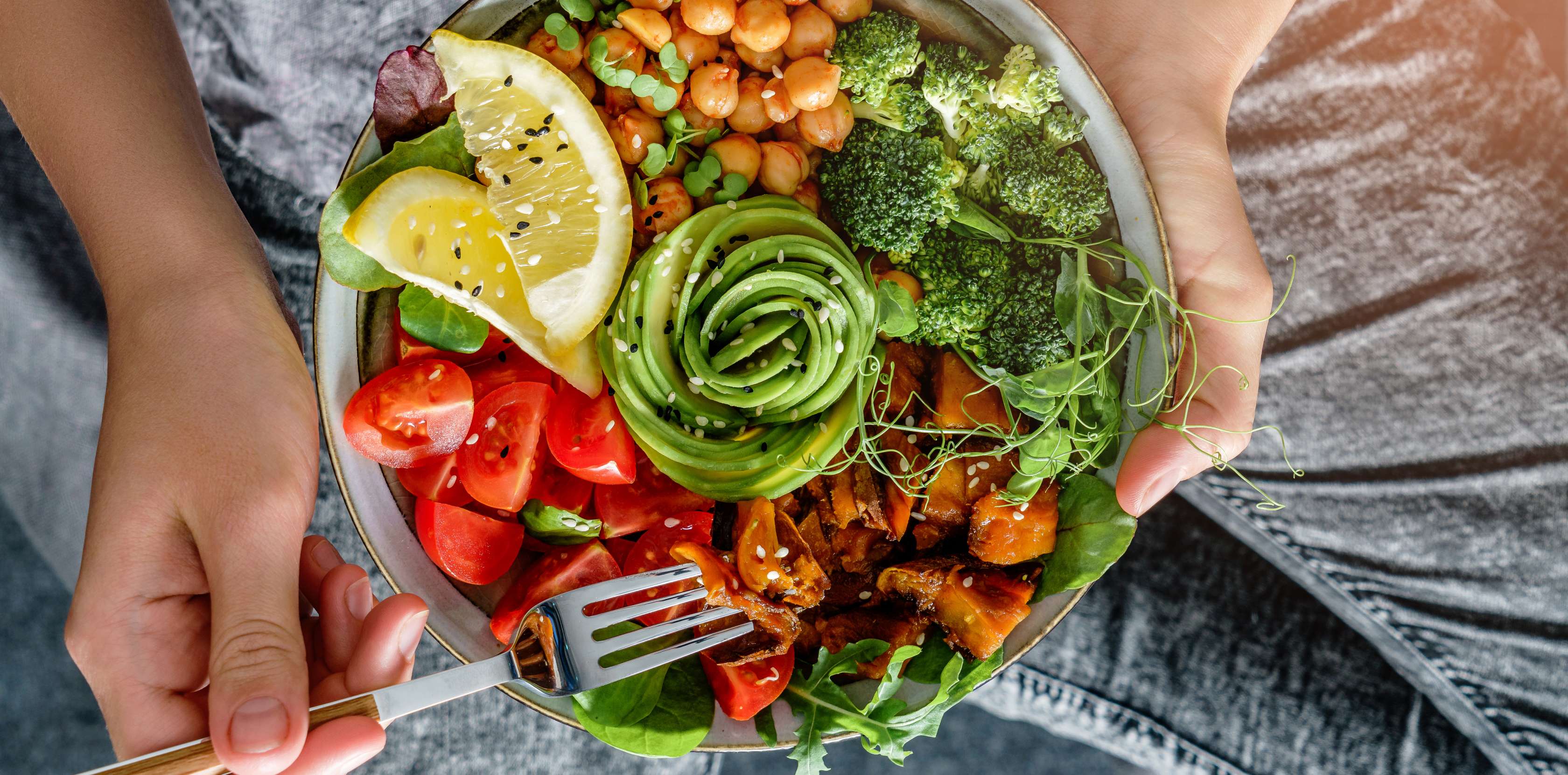 Allianz Gesundheitswelt - vegane Snacks: eine Schüssel mit einer veganen Bowl aus Tofu, Kichererbsen, Avocado, Tomaten und Brokkoli.