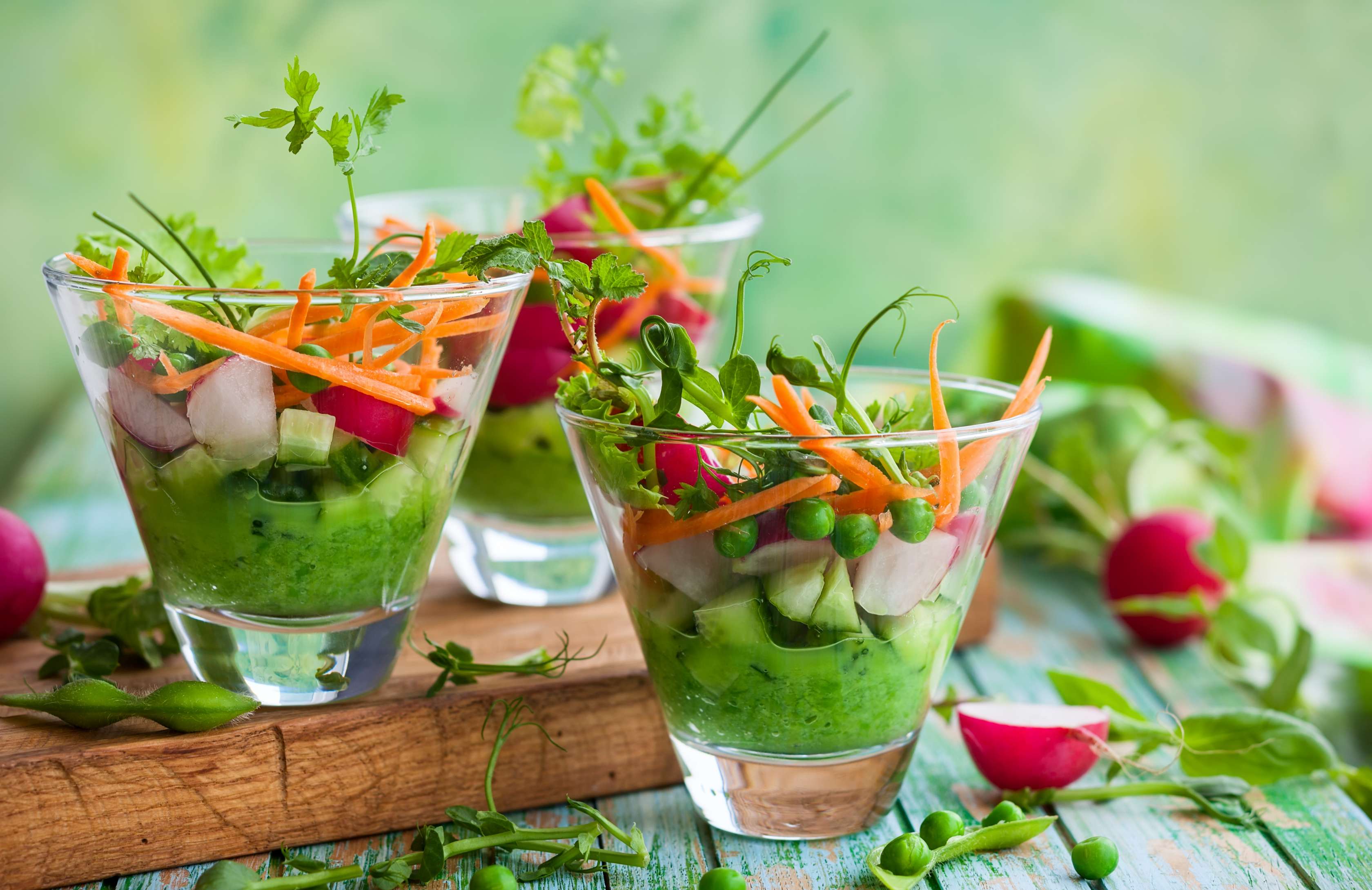 Allianz Gesundhietswelt - aktuelle Ernährungstrends: zwei Gläser mit Salat gemischtem Salat.