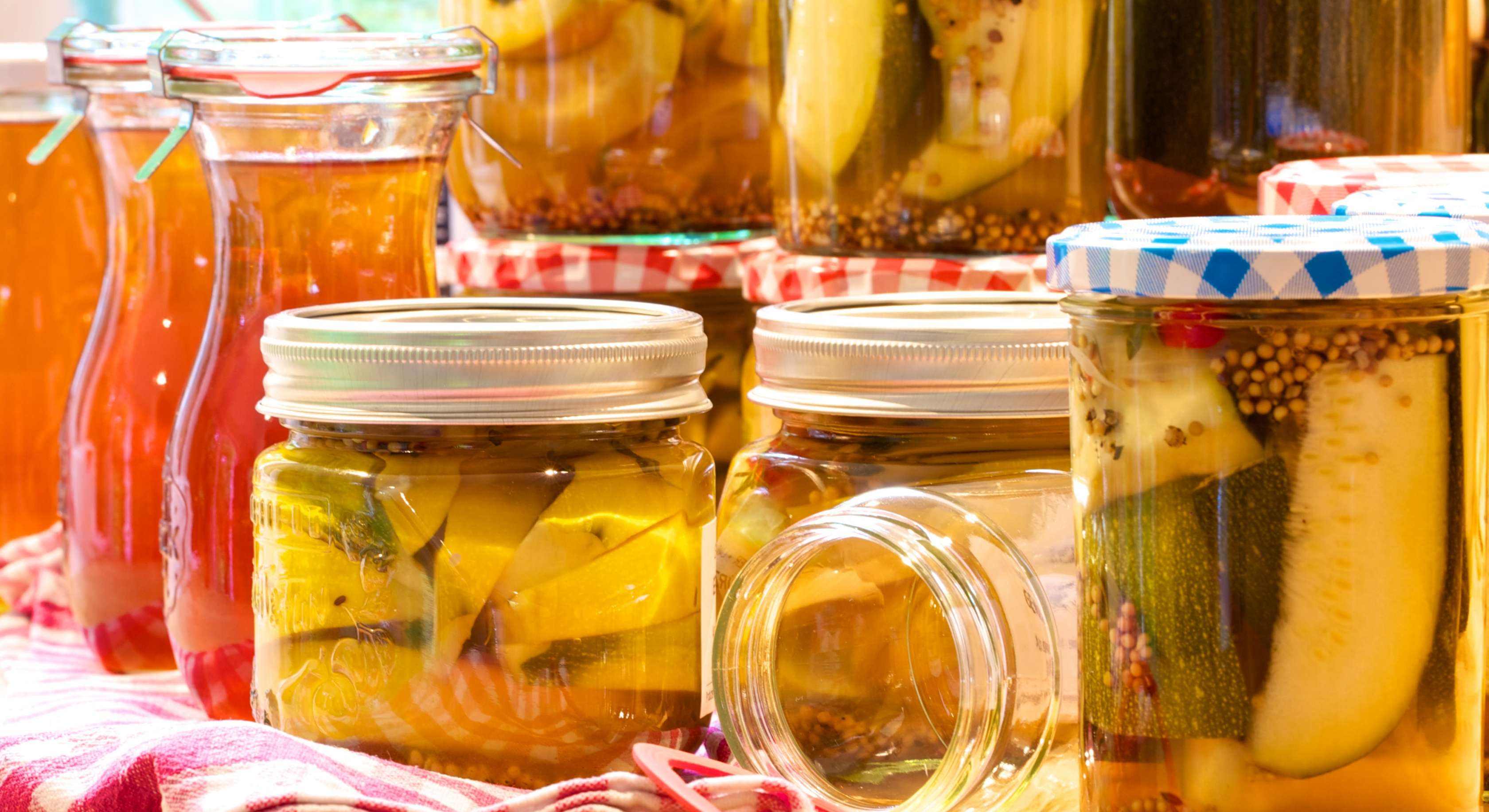 Allianz Gesundheitswelt - Ernte einwecken: Einmachgläser in denen verschiedenes Gemüse und Obst eingelegt ist.