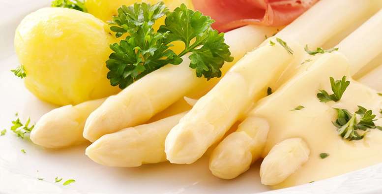Allianz Gesundheitswelt - Spargel: gekochter Spargel mit Sauce Hollondaise und Kartoffeln ist auf einem Teller angerichtet. 