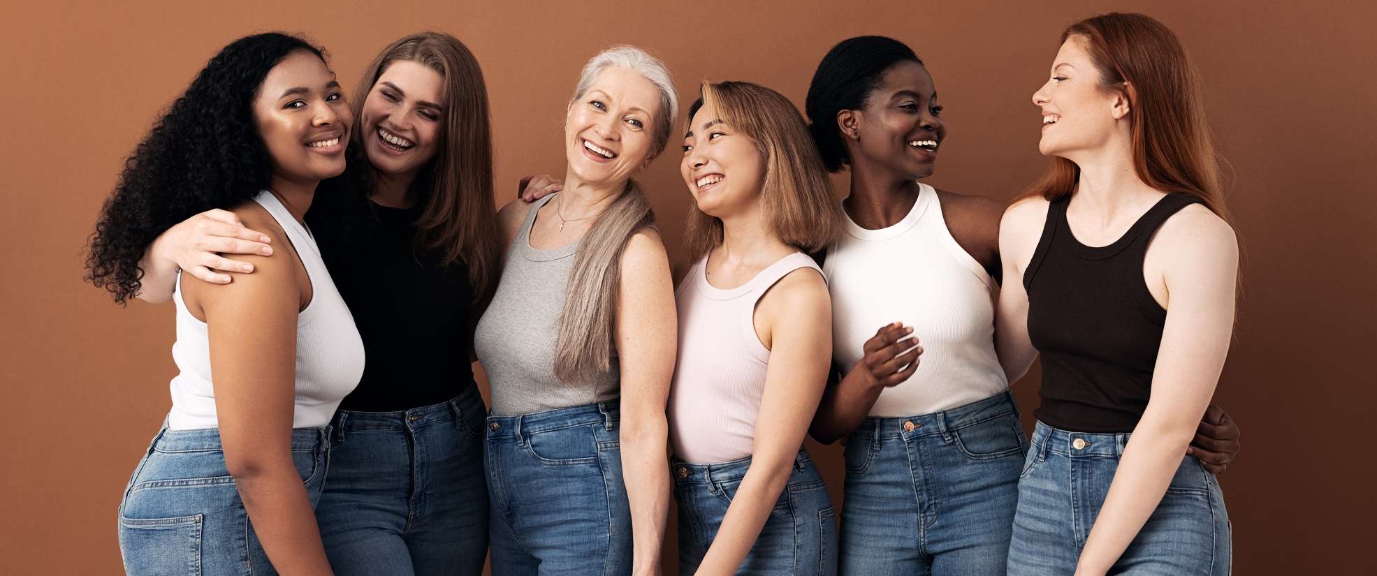 Allianz Frauengesundheit: Frauen unterschiedlichen Alters umarmen sich und lachen