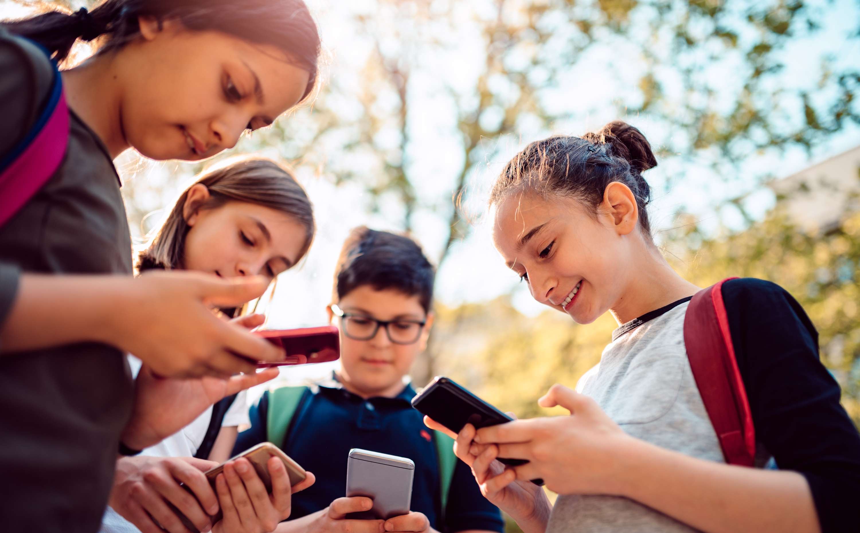 Allianz Gesundheitswelt - Medienkonsum Kinder: 4 Kinder schauen auf ihre Smartphones