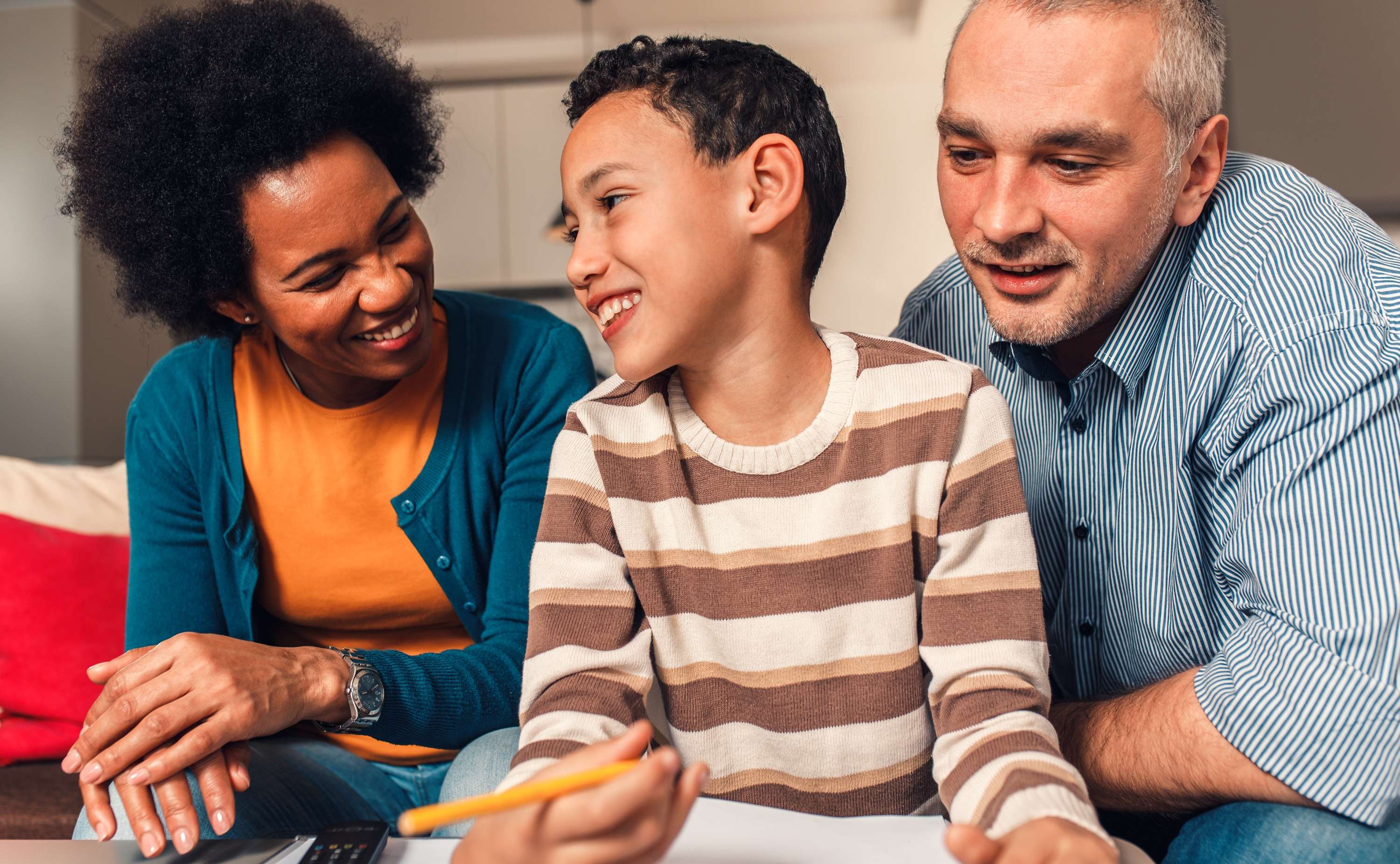 Allianz Gesundheitswelt - mentale Kindergesundheit: Mutter und Vater neben ihrem Sohn
