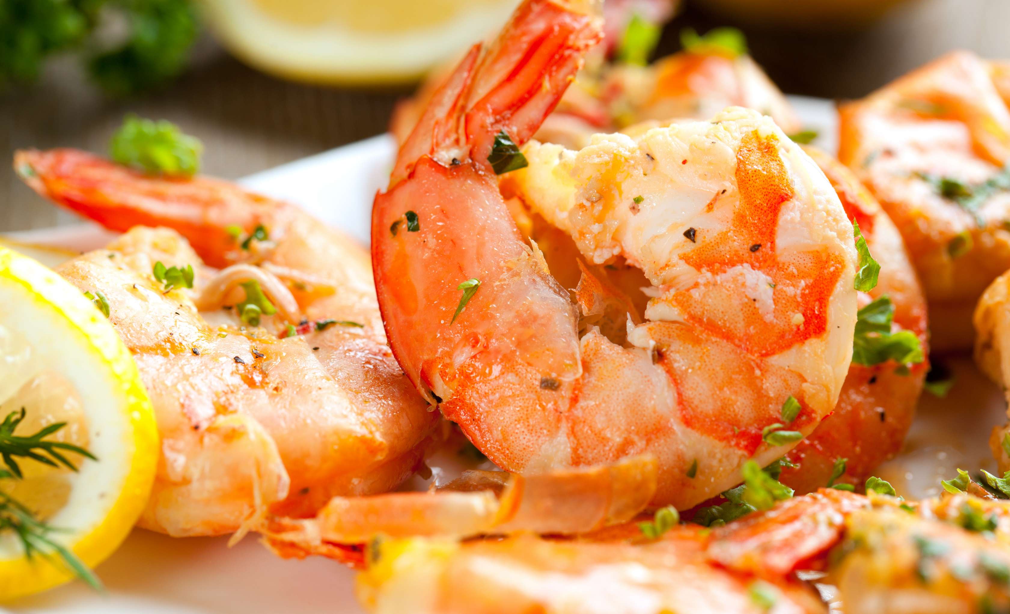 Allianz Gesundheitswelt - Vitamin B12: gebratene und gewürzte Garnelen sind auf einem Teller angerichtet.