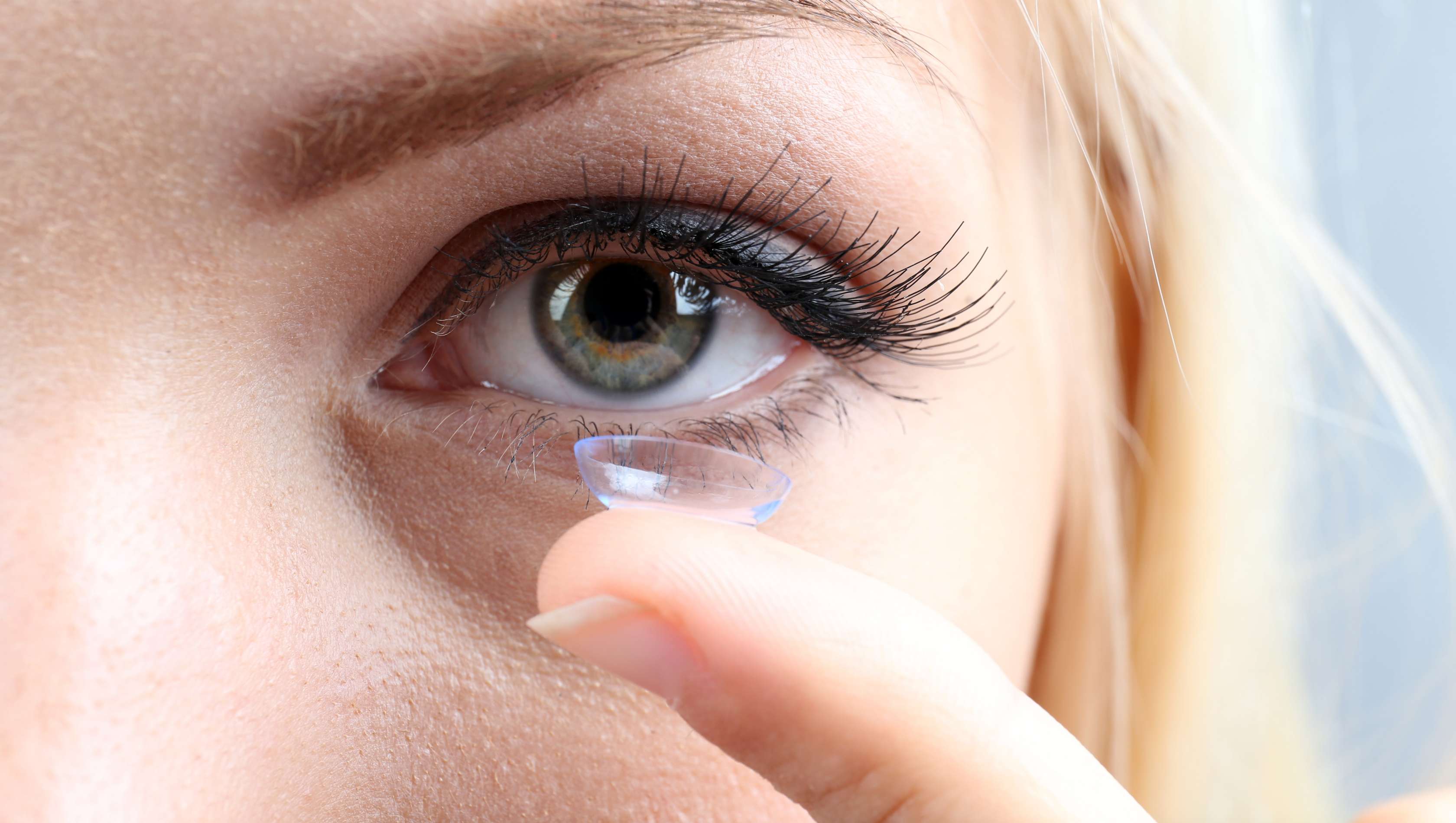 Allianz Gesundheitswelt - Kontaktlinsen: ein Frauenauge, dem eine Kontaktlinse eingesetzt wird.