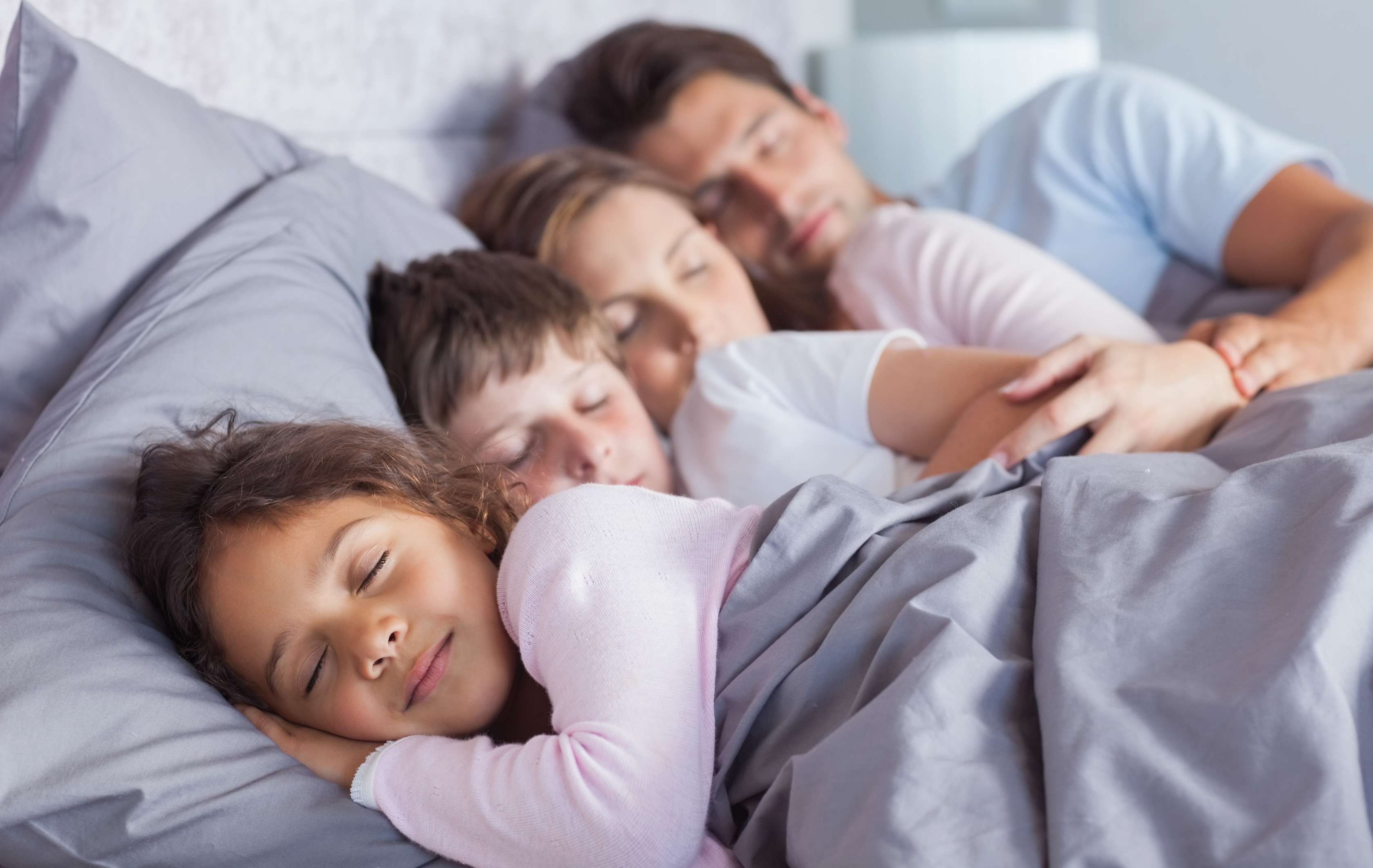 Allianz Gesundheitswelt - Gesunder Schlaf: Schlafende Familie im Bett