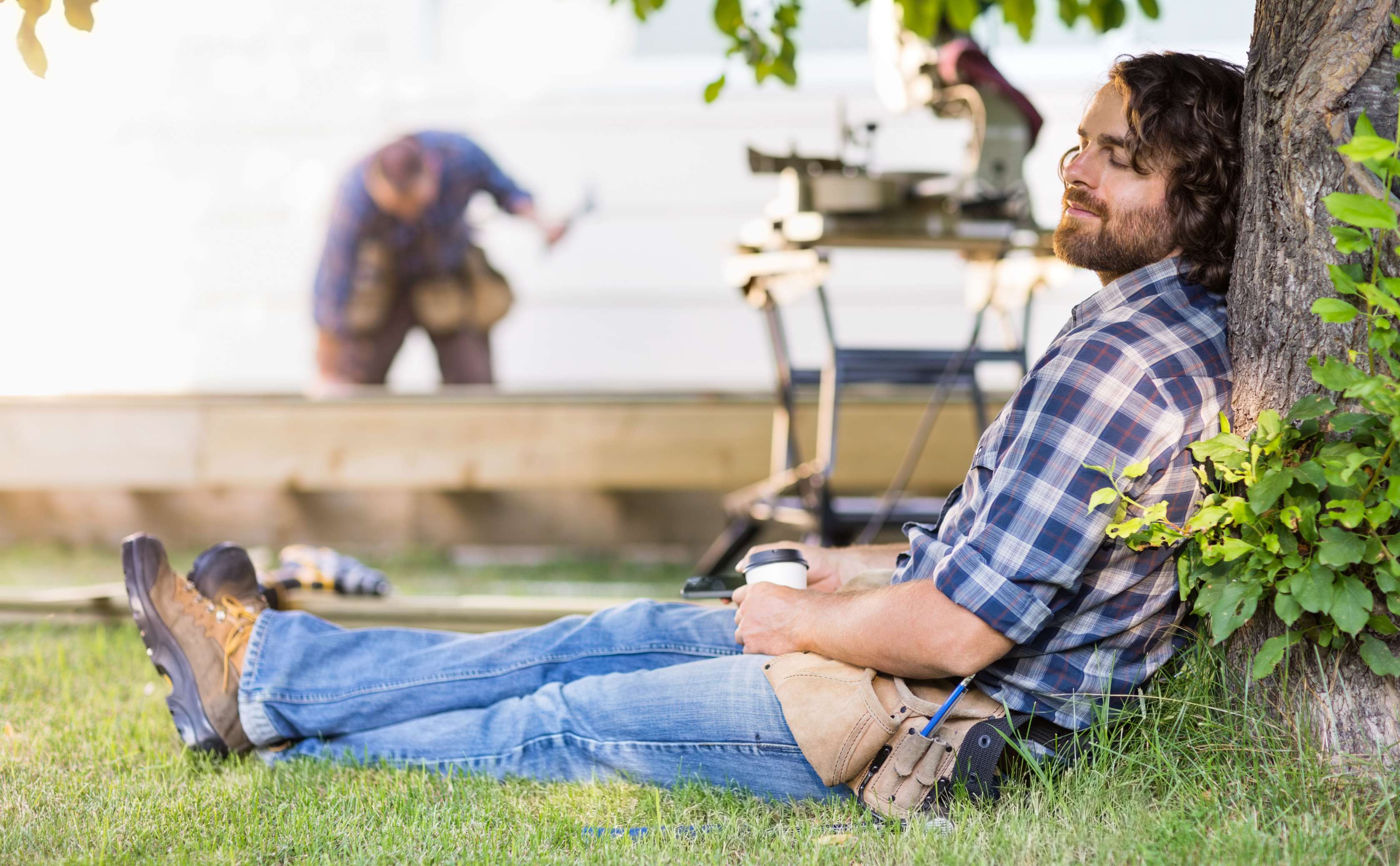 Allianz Gesundheitswelt - Powernap, SIesta oder Nickerchen: Arbeiter lehnt mit geschlossenen Augen an einem Baum