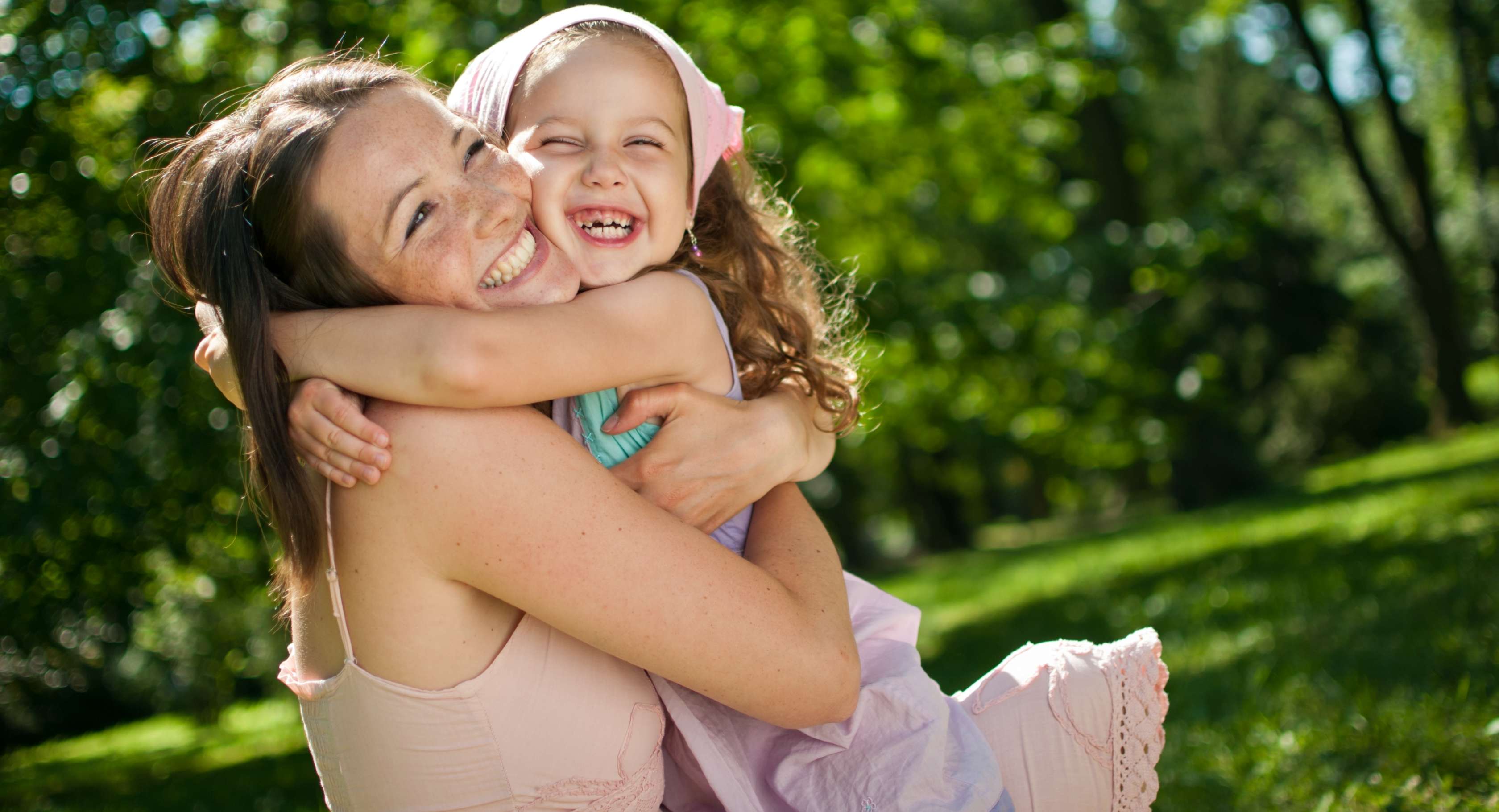 Allianz Gesundheitswelt - Glück: Frau und Mädchen umarmen sich