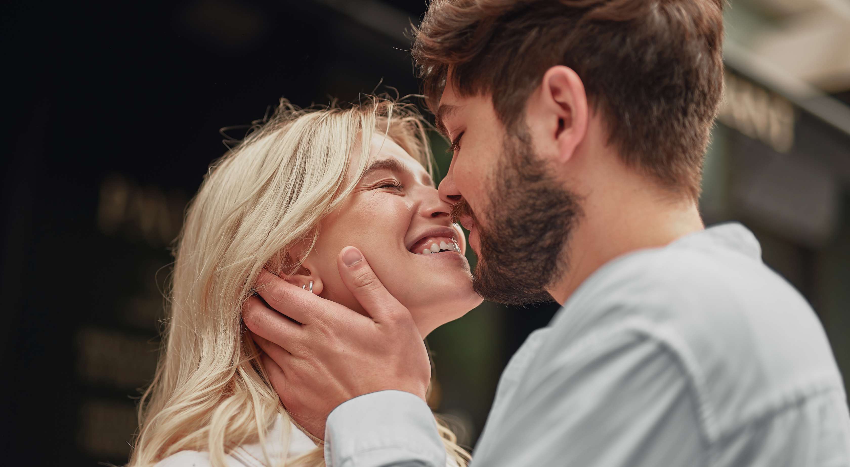 Allianz Gesundheitswelt - Küssen: Ein Pärchen küsst sich