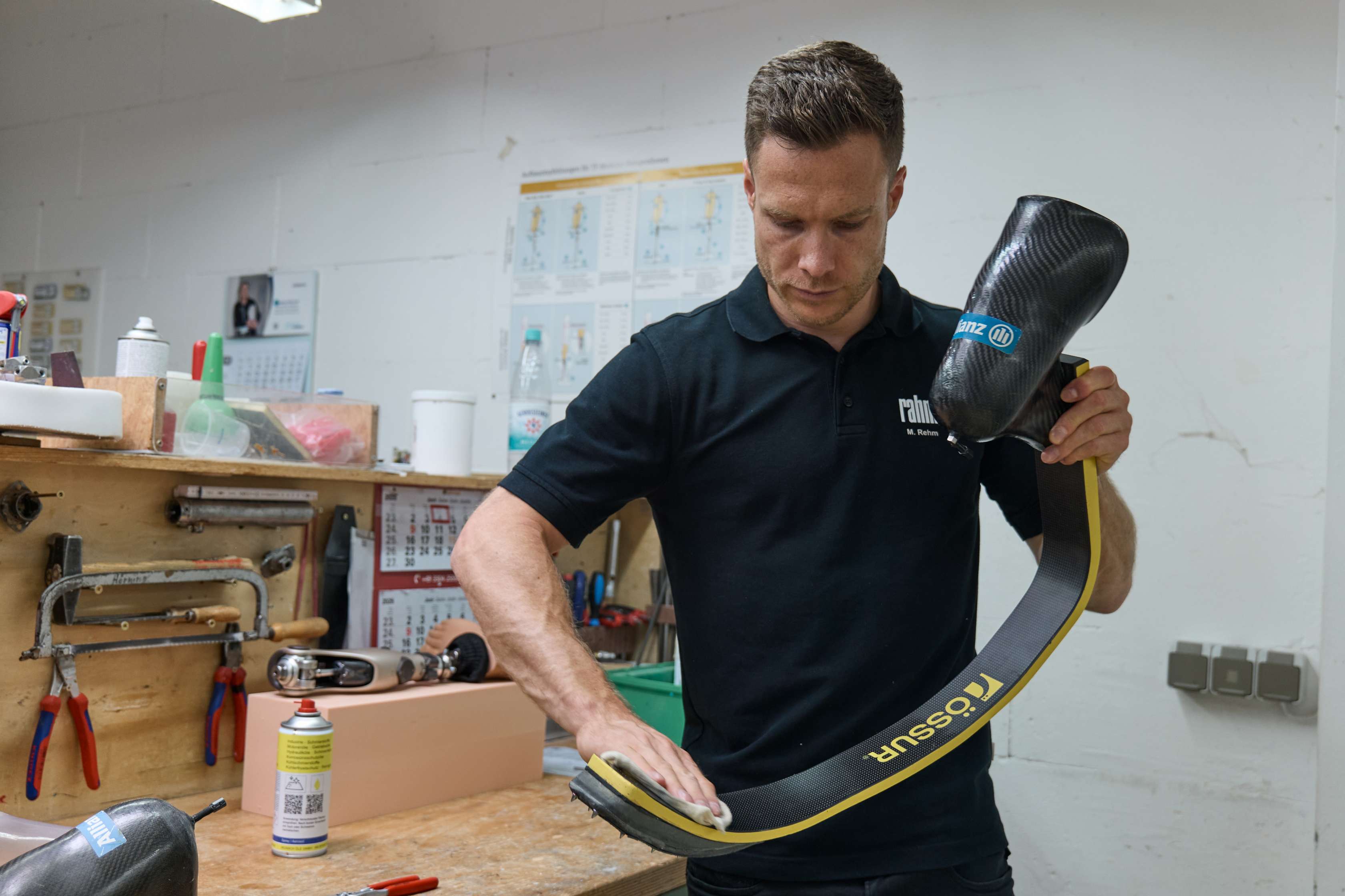 Markus Rehm arbeitet in seiner Werkstatt an einer Beinprothese.