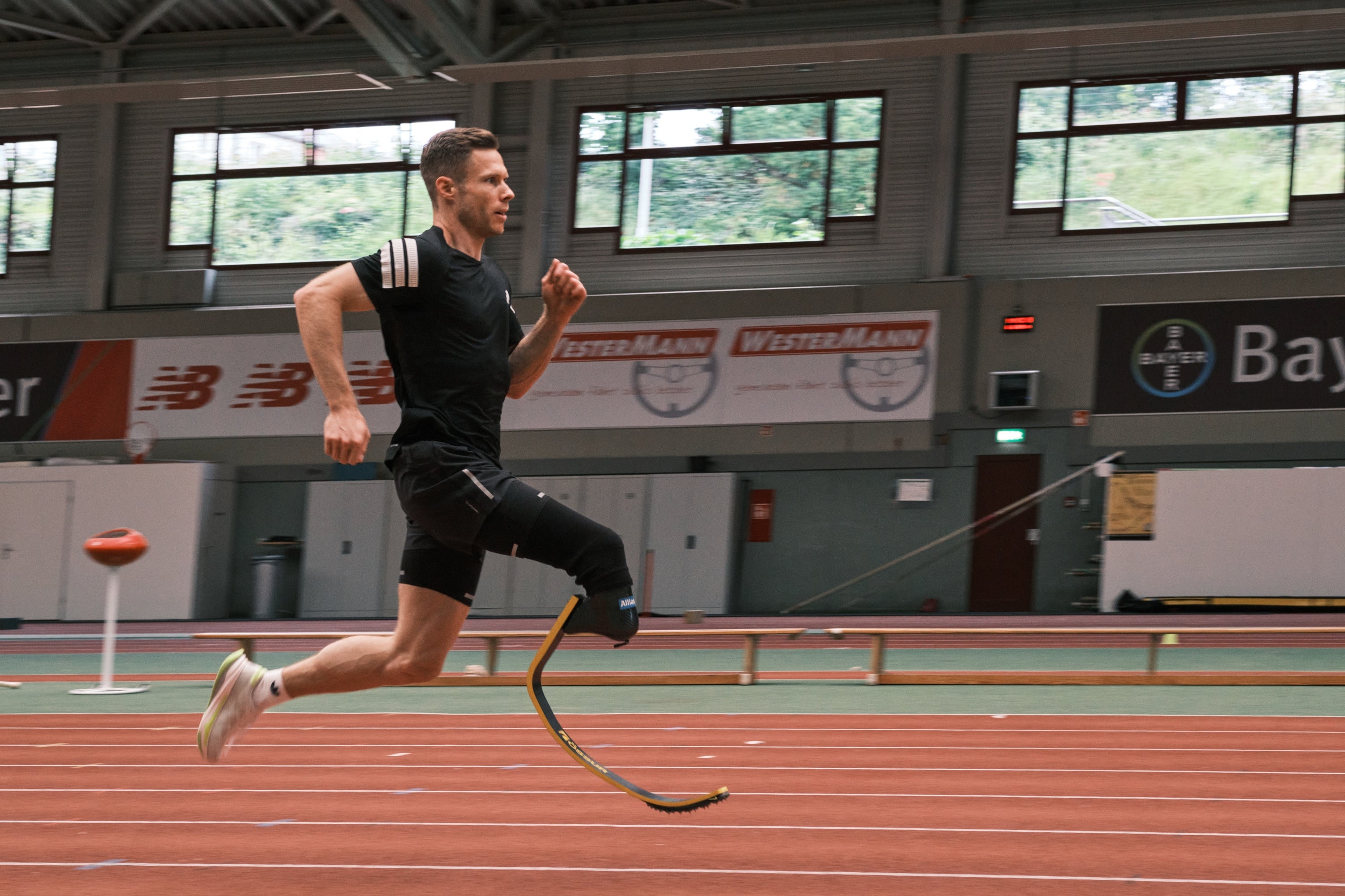 Markus Rehm nimmt Anlauf in einem Weitsprungtraining.