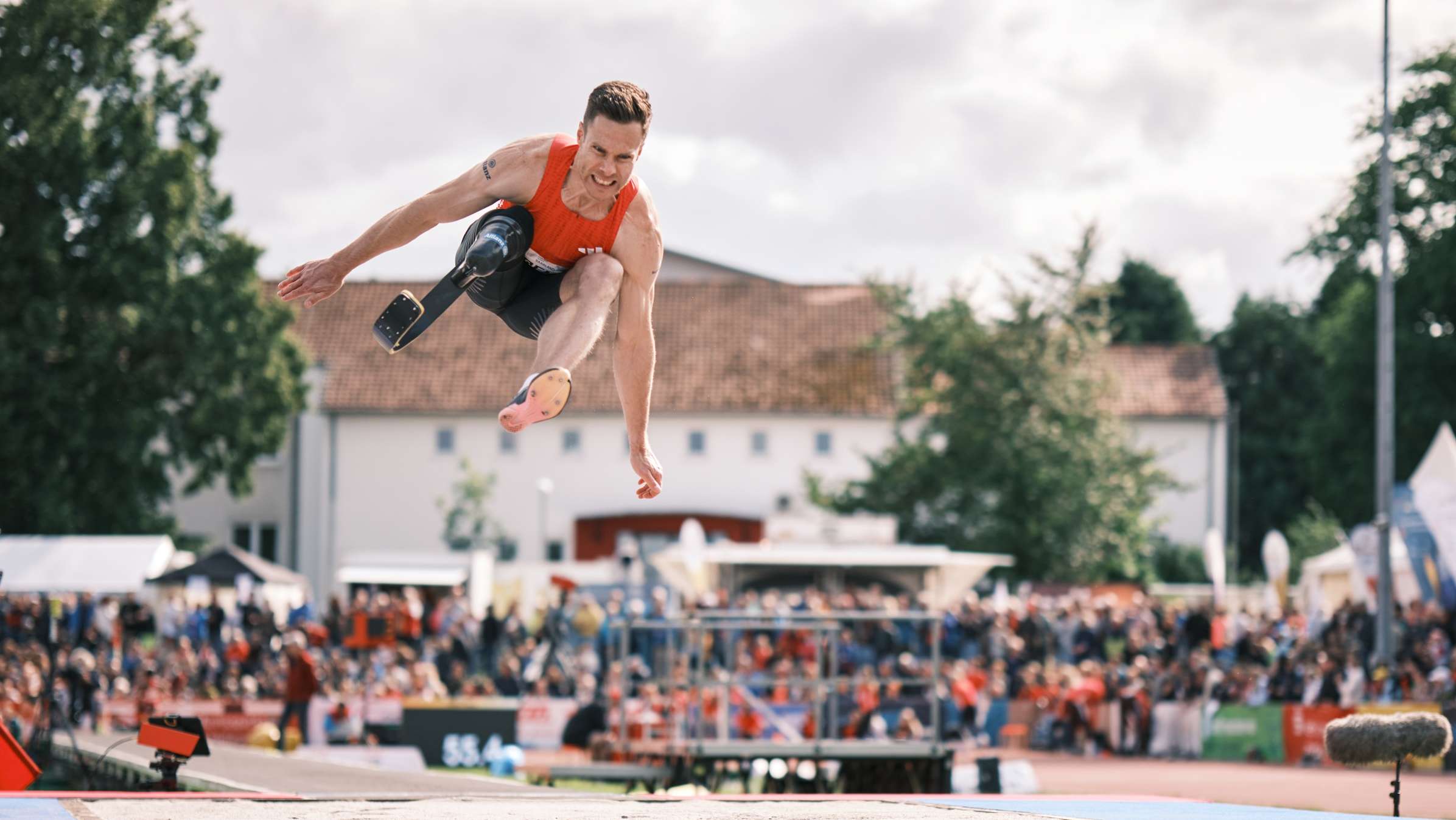 Markus Rehm beim Weitsprung in einem Wettbewerb von vorne fotografiert. Er scheint zu fliegen.