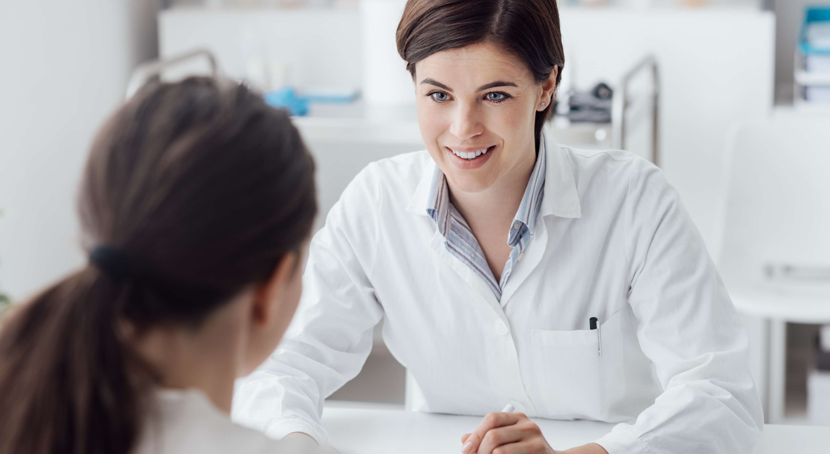 Allianz Gesundheitswelt - richtig behandelt: eine Ärztin bespricht mit ihrer Patientin den richtigen Ansatz für eine Behandlung.