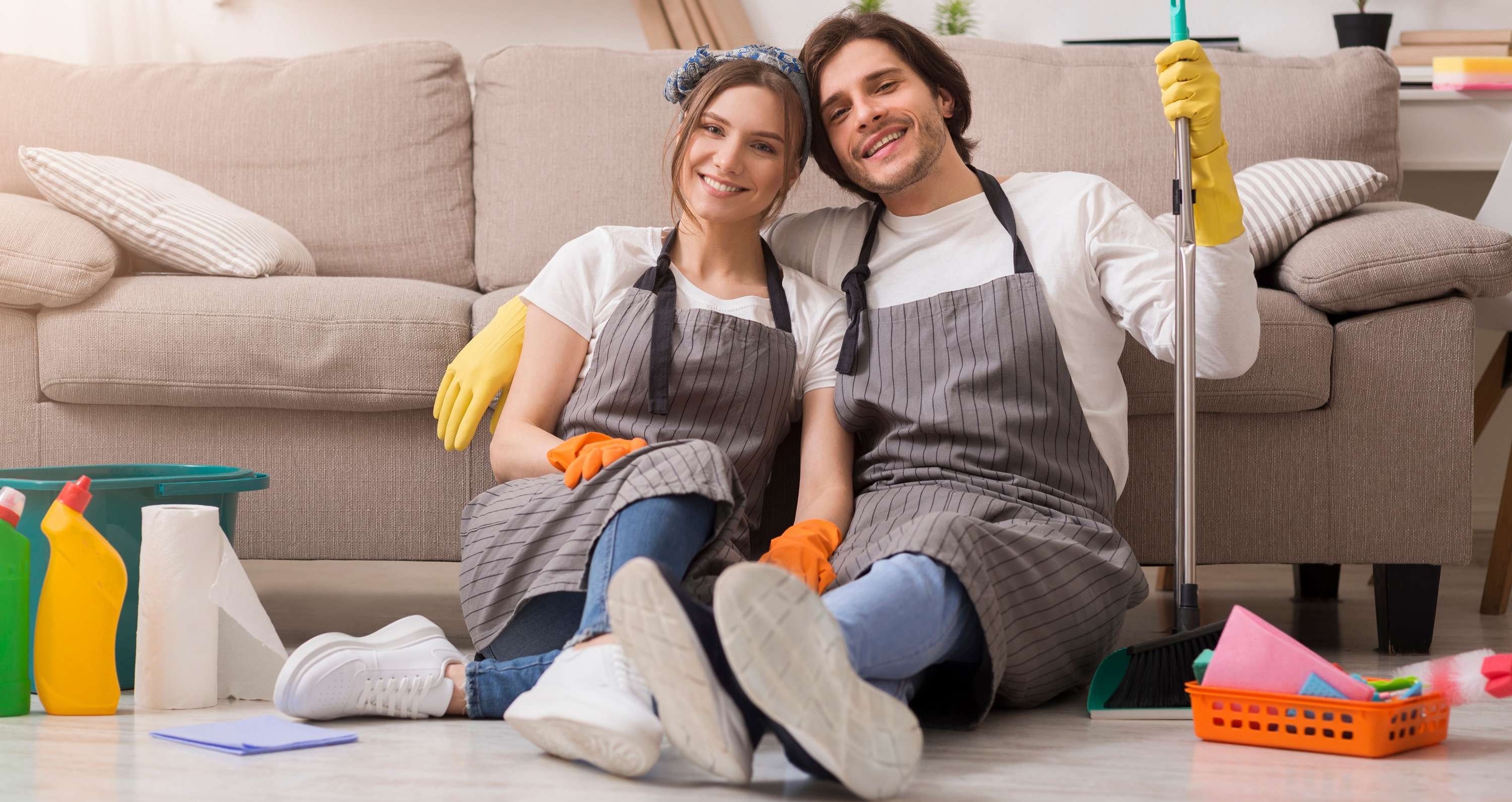 Allianz Gesundheitswelt - Übertriebene Hygiene: Paar hat geputzt und lehnt erschöpft am Sofa