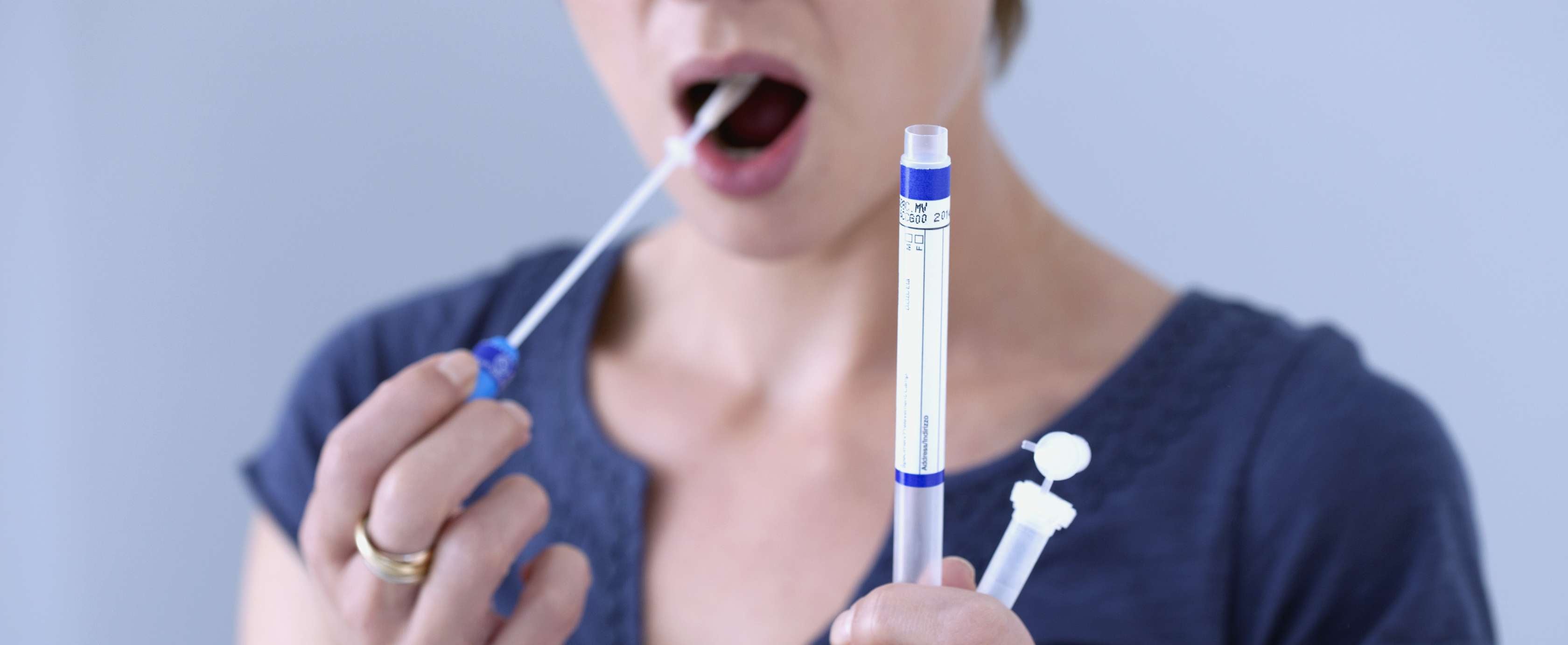 Allianz Gesundheitswelt - Bluststammzellen spenden: eine junge Frau entnimmt mit einem Abstrich Stammzelle aus der Mundschleimhaut.