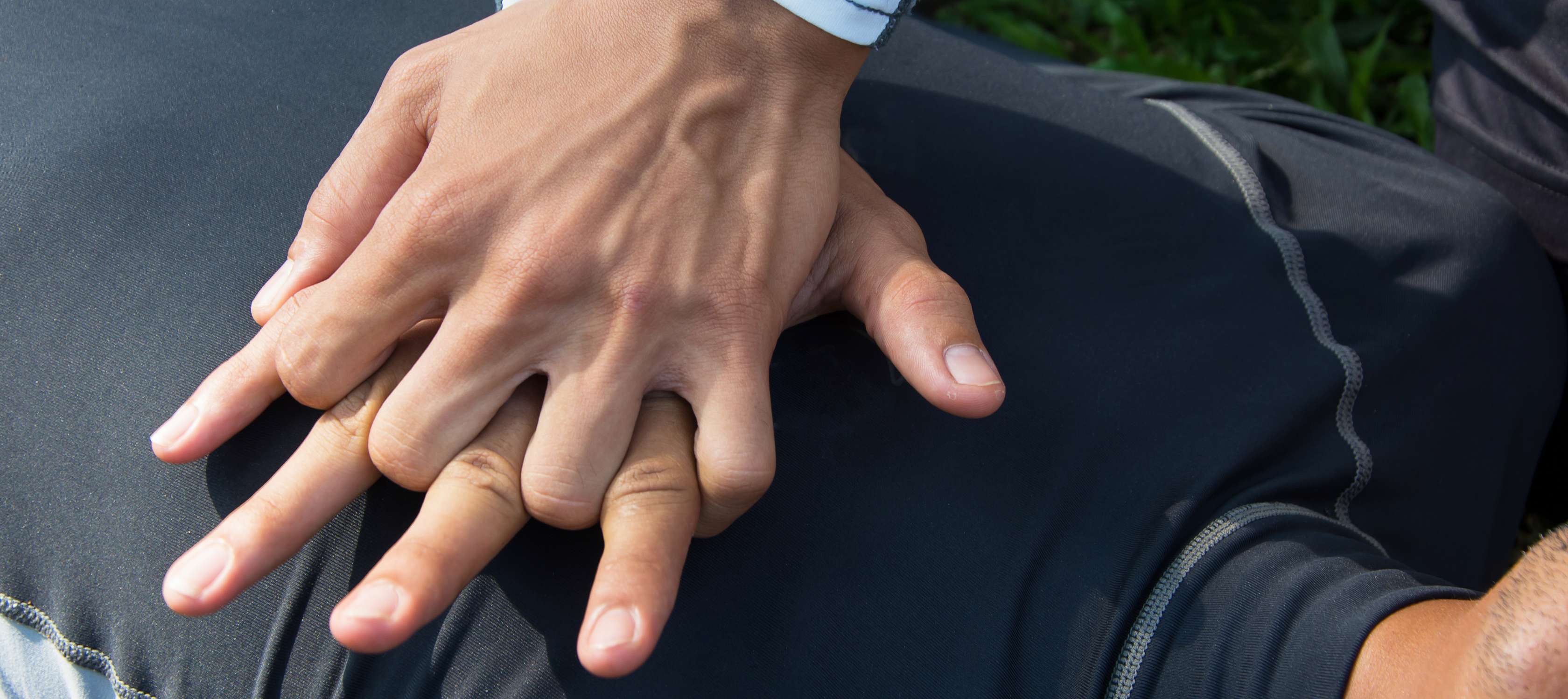 Allianz Gesundheitswelt Erste Hilfe: zwei Hände versuchen durch eine Herzdruckmassage eine verunfallte Person zu retten.