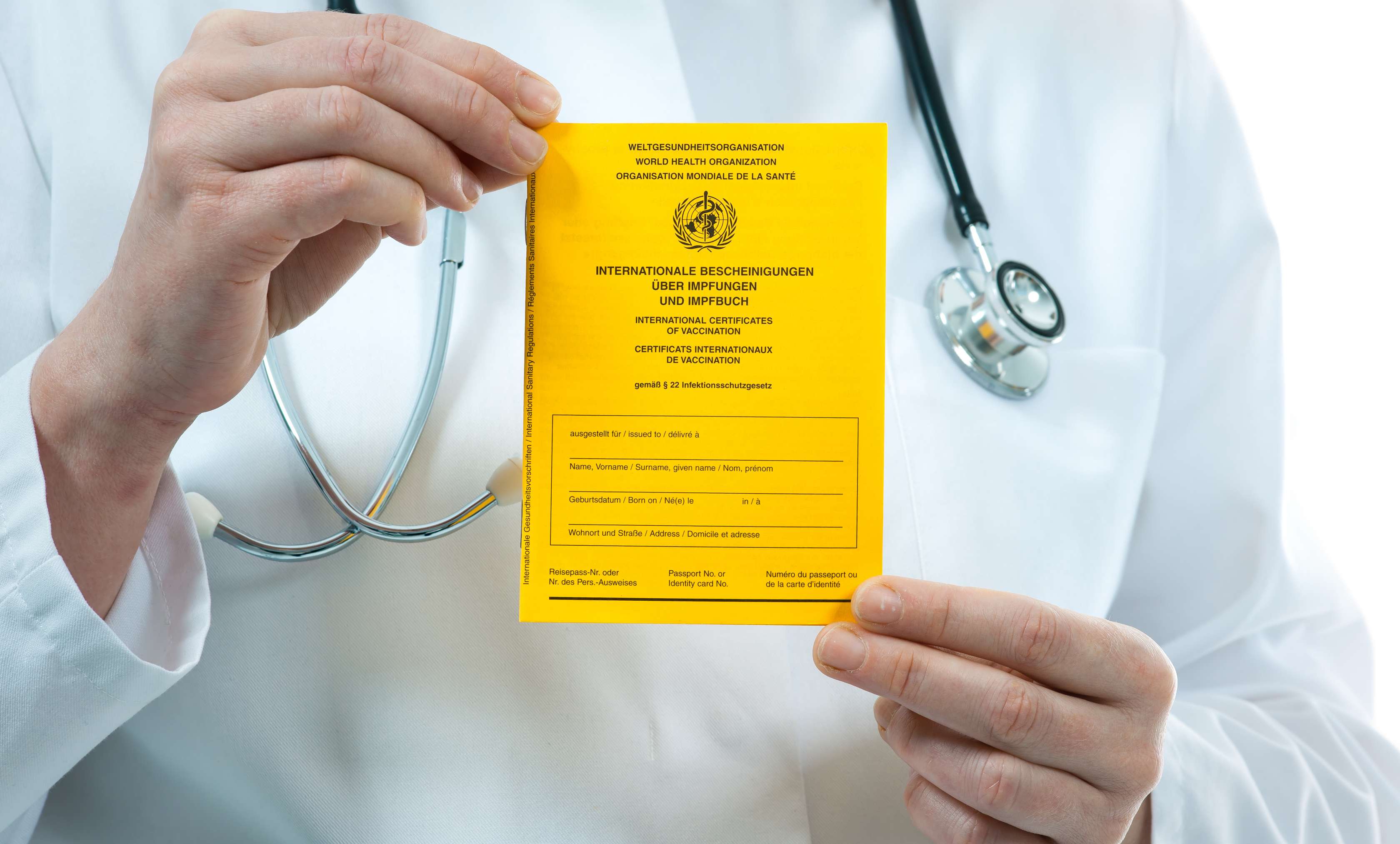 Allianz Gesundheitswelt - Impfen Impfschutz: Person mit Stetoskop um den Hals hält einen Impfpass in der Hand