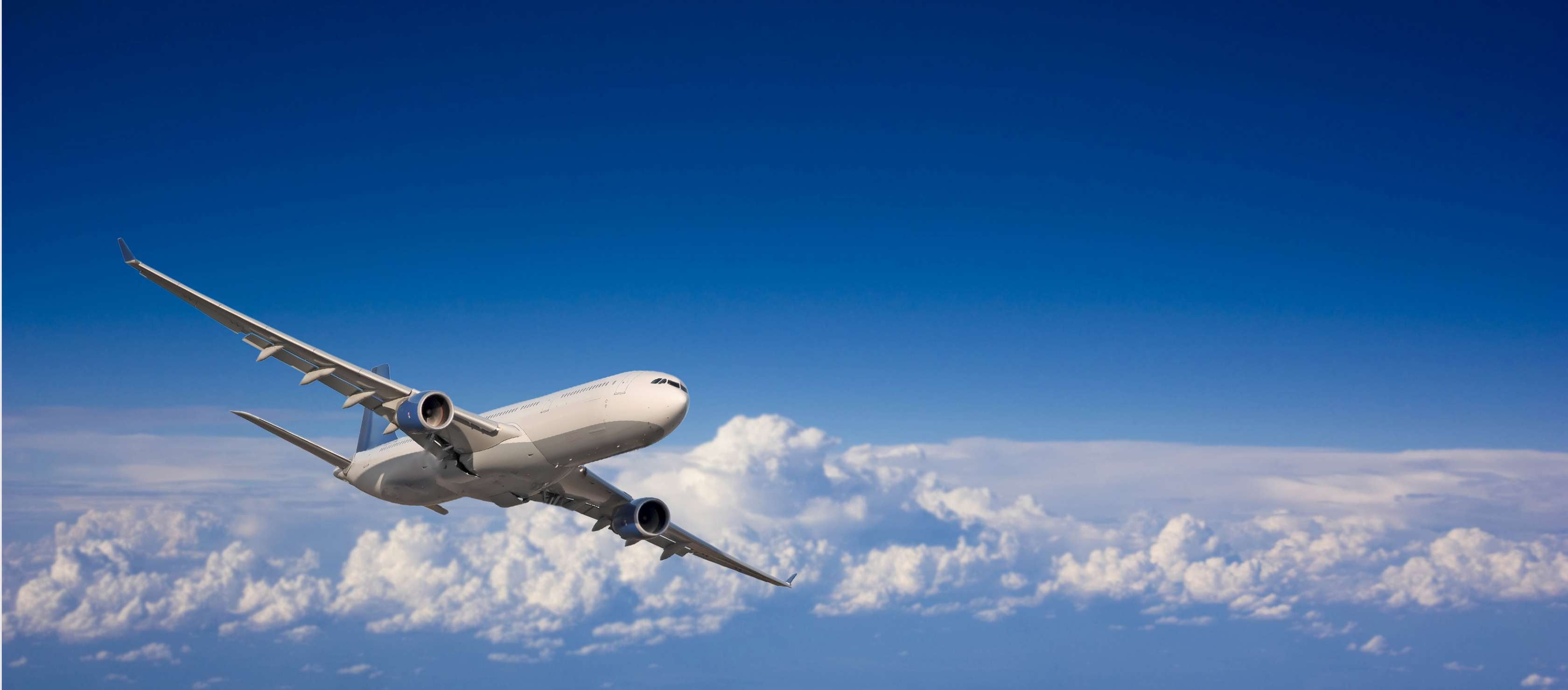 Allianz Gesundheitswelt - Fernreisen und Jetlag: ein Flugzeug fliegt durch Wolken.