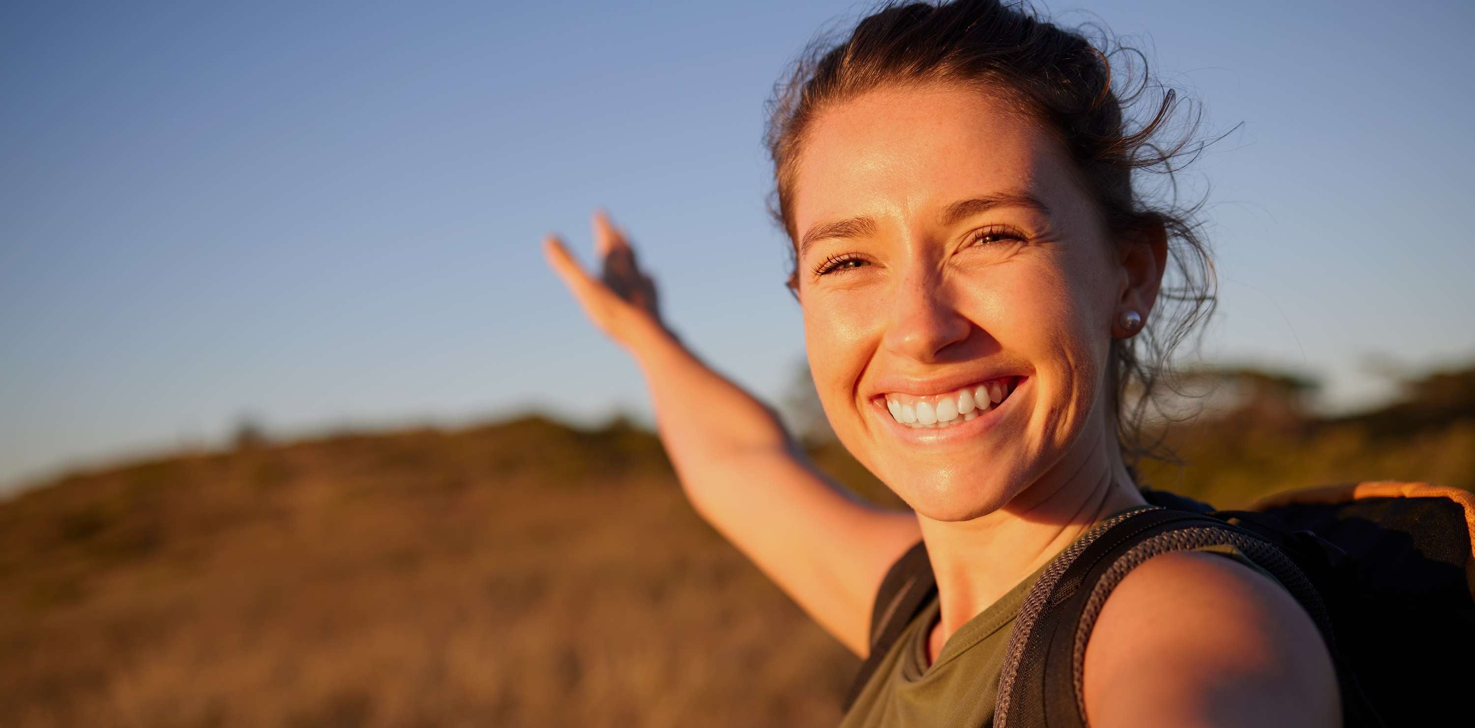 Allianz Gesundheitswelt - Slow Travel: Urlauberin macht ein fröhliches Selfie