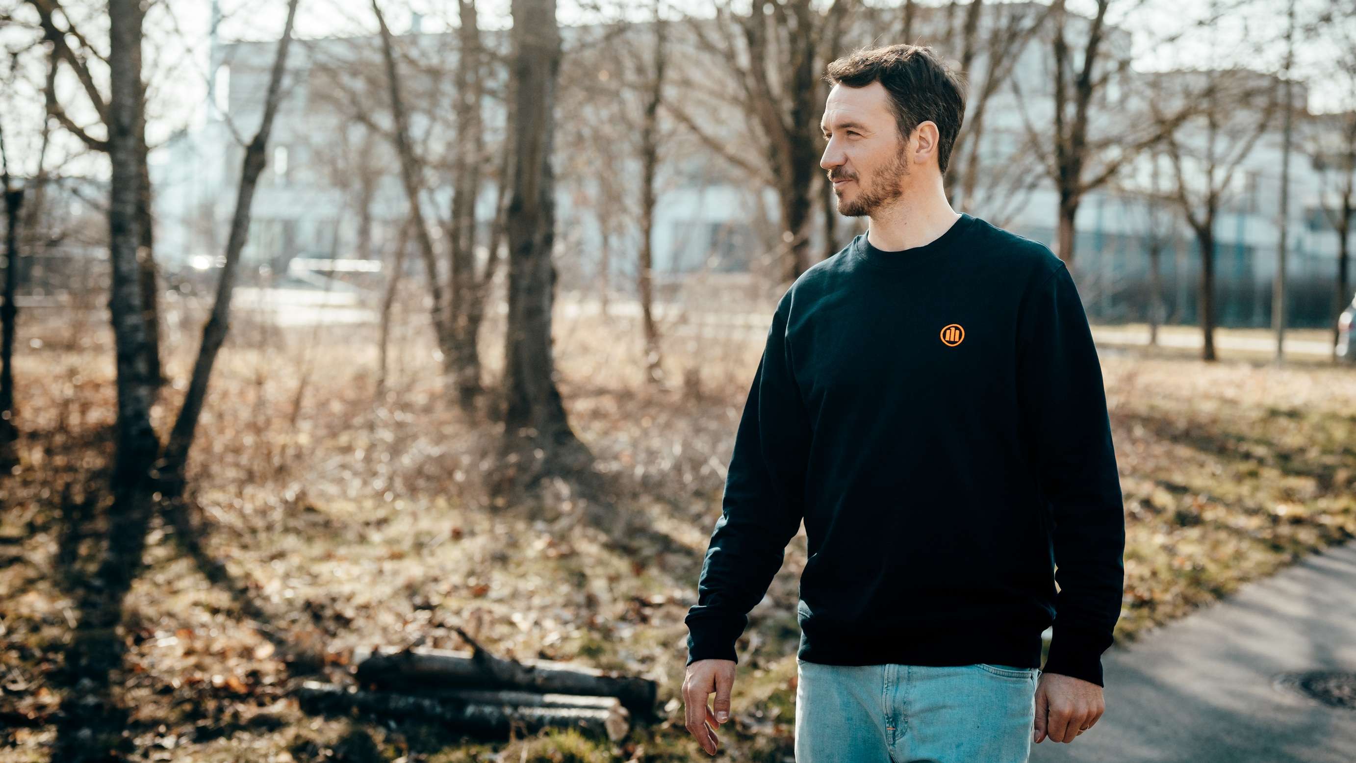 Allianz Gesundheitswelt - Allianz gegen Schmerz: Felix Neureuther steht vor dem Allianz Campus in München Unterföhring