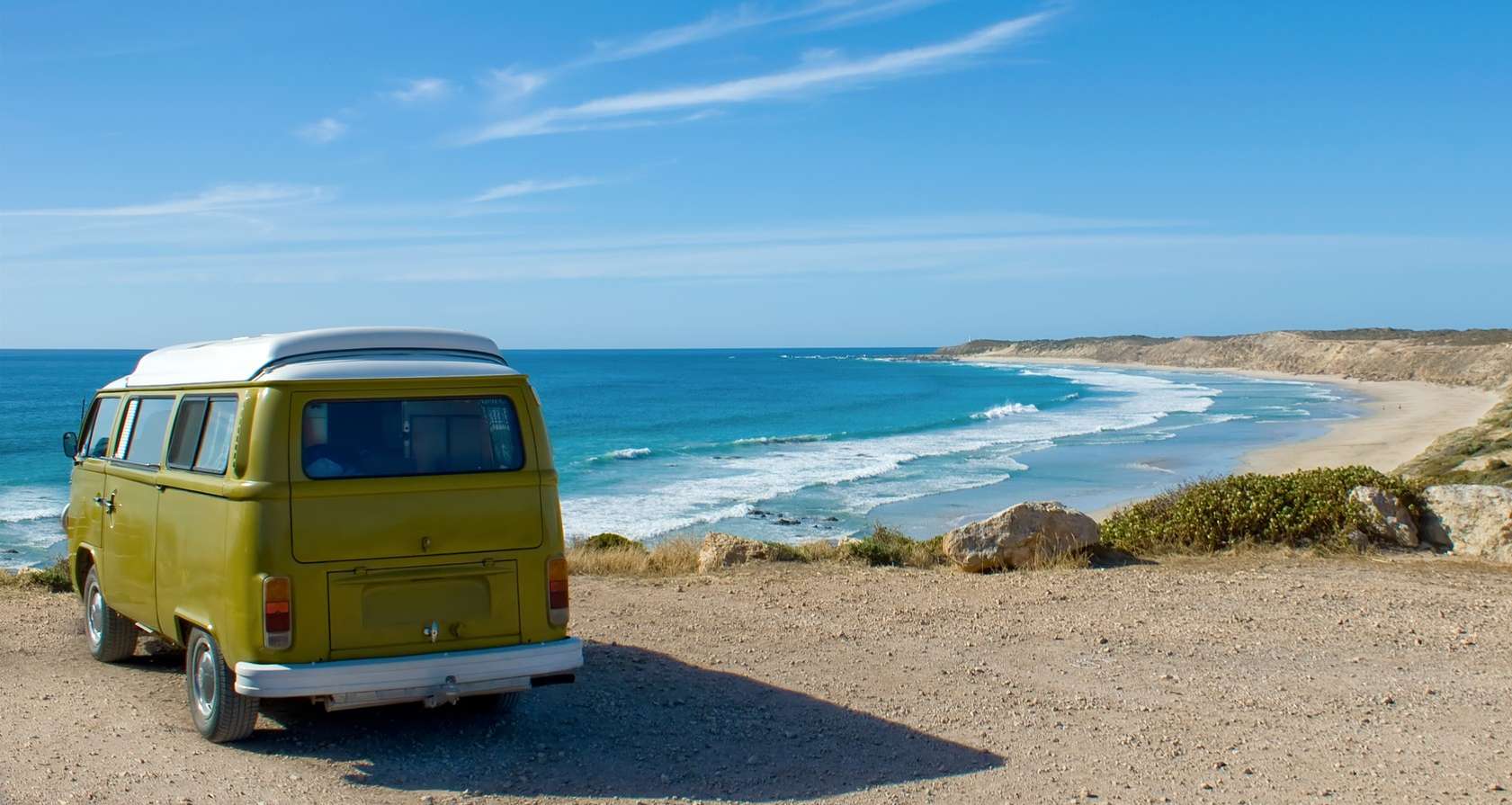 Allianz Gesundheitswelt - Ausland-Notruf: Ein grüner Camper steht oberhalb des Meeres.