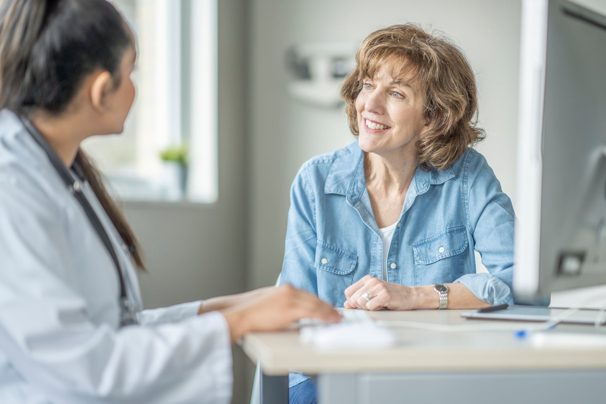 Allianz Gesundheitswelt - richtigen Arzt finden mit BetterDoc: ein Frau mittleren Alters ist im Gespräch mit einer Ärztin