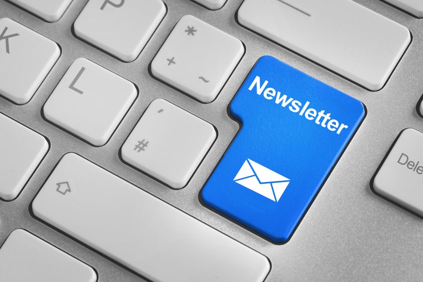 Allianz Gesundheitswelt - Newsletter: eine Tastatur, auf der der Enterbunnton als blauer Newsletterbutton gehighlighted ist.