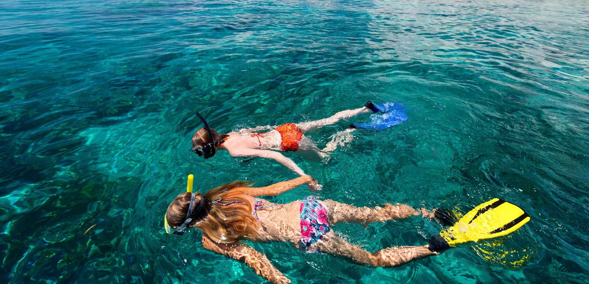 Allianz Gesundheitswelt - Schnorcheln: Zwei Mädchen schnorcheln im Meer.