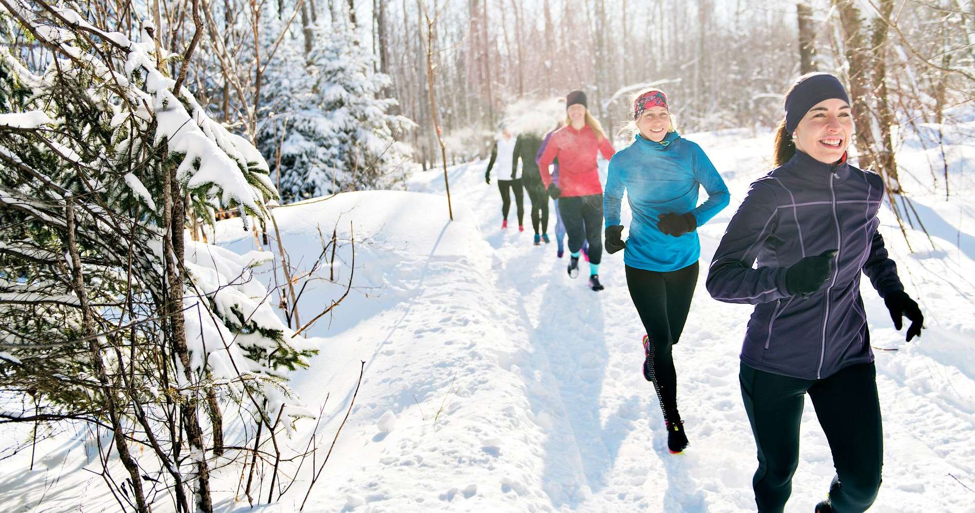 Allianz Gesundheitswelt - Sport Kälte: Eine Gruppe Läuferinnen joggt im Schnee.